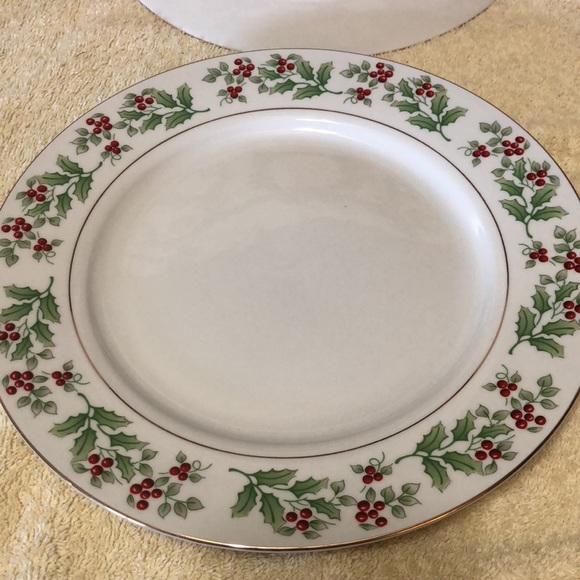 Christmas Charm-Delight-Holiday-Harmony
by GIBSON 2 - 10-1/2”Dinner Plat… - Picture 4 of 5
